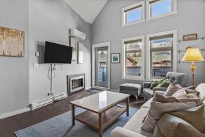 Luxury Penthouse 2 Bdrm Condo with 180 Degree View and Outdoor Pool