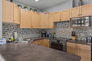 Luxury Penthouse 2 Bdrm Condo with 180 Degree View and Outdoor Pool
