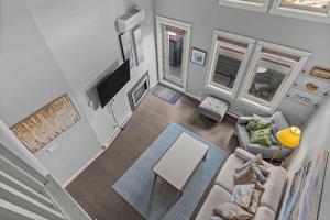 Luxury Penthouse 2 Bdrm Condo with 180 Degree View and Outdoor Pool