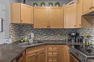 Luxury Penthouse 2 Bdrm Condo with 180 Degree View and Outdoor Pool