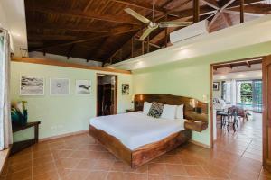 Windsong Penthouse-2 bedrooms, pool & parking