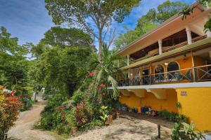 Windsong Penthouse-2 bedrooms, pool & parking