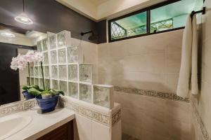 Windsong Penthouse-2 bedrooms, pool & parking