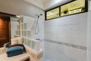 Windsong Penthouse-2 bedrooms, pool & parking