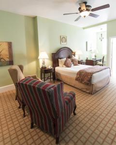 Queen Studio #1 room in La Reserve Bed and Breakfast