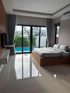 Spacious 3-Bedroom House with Private Pool and Full Accessibility