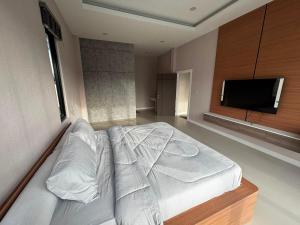 Spacious 3-Bedroom House with Private Pool and Full Accessibility