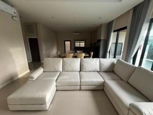 Spacious 3-Bedroom House with Private Pool and Full Accessibility