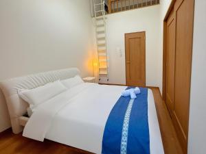 Newly renovated Modern house 3LDK 2 bathrooms and 2 toilets Childrens items available Parking available