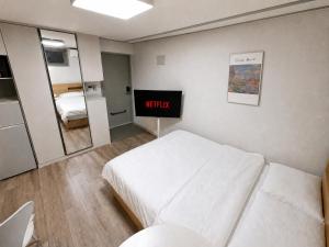 AngelD-20 minutes to Gangnam! Hotel-style bedding, OTT service, Cooking, Laundry, the most reasonable choice for Seoul travel & business!