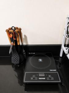 Sunara Suites Cozy Condo - Taal View with Balcony, PS4 & Videoke