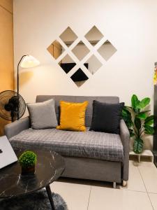 Sunara Suites Cozy Condo - Taal View with Balcony, PS4 & Videoke