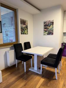 Lumina 3-Room Apt with Balcony & City View