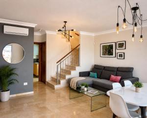 Las Brisas Duplex - 3-Bedroom House, AC, Pool & BBQ