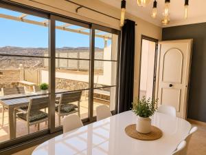 Las Brisas Duplex - 3-Bedroom House, AC, Pool & BBQ
