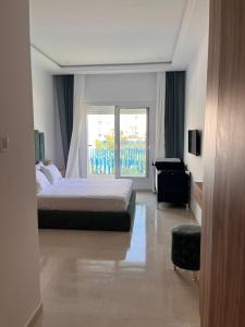 Luxury apartment with a pool, 1 min from the beach