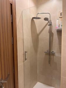 Luxury apartment with a pool, 1 min from the beach