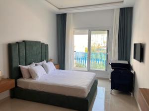 Luxury apartment with a pool, 1 min from the beach
