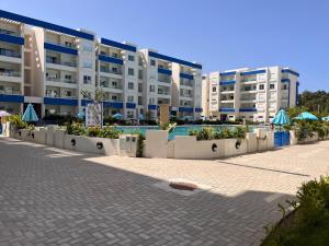 Luxury apartment with a pool, 1 min from the beach