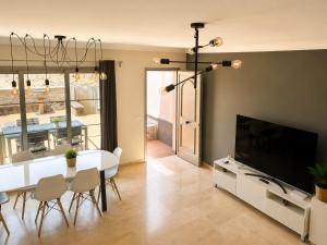 Las Brisas Duplex - 3-Bedroom House, AC, Pool & BBQ
