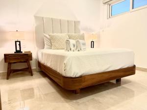 Moikkarentals Beachfront 1BR Harbor171-N1702 PV