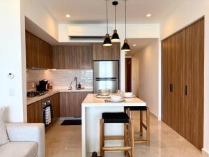 Moikkarentals Beachfront 1BR Harbor171-N1702 PV