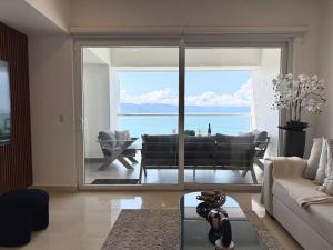 Moikkarentals Beachfront 1BR Harbor171-N1702 PV