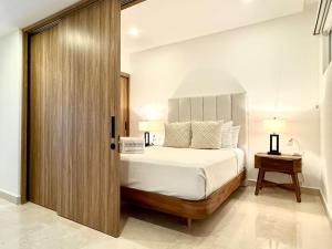 Moikkarentals Beachfront 1BR Harbor171-N1702 PV