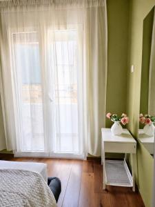Acropolis 17 - 2BR 2 min to Metro
