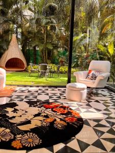 Casa Mahua, Anjuna Vagator near Beach, with Pvt pool & Garden
