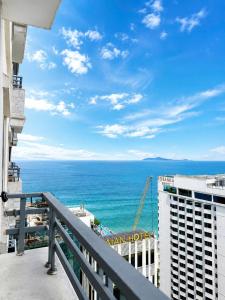 Luxury 2-bedroom apartment with a sea view and balcony