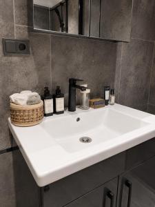 Modern Apartment - AC in Every Room - Near Taksim