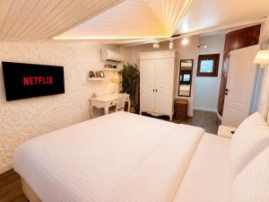Nu 8 Private Terrace, Designer Suite, City View