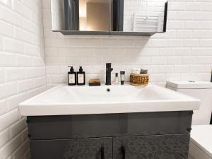 Designer Apartment - AC - Balcony - Walk to Taksim