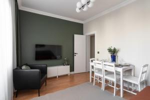 Quiet & Bright 2BR City Apt - Near Metro