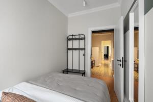 Quiet & Bright 2BR City Apt - Near Metro