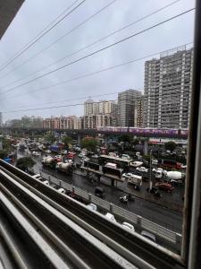 Private Apartment With Metro View on Highway