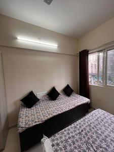 Private Apartment With Metro View on Highway
