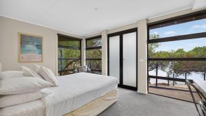 The Hide Away - Scenic Waterfront Escape