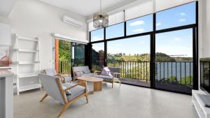 The Hide Away - Scenic Waterfront Escape