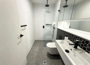 Spacious 2BR 2BA Apartment Epping Free Parking