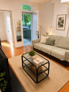Private 2 Bedroom TV Private Entrance Kitchen Bathroom Gerrard Square Leslieville TTC Downtown Toronto
