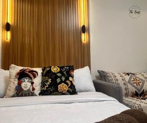 Sleek and Modern Studio Condo in Uptown by TheBaqs