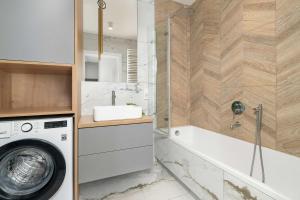 Spacious Apartment with a Balcony Close to the Airport by Noclegi Renters