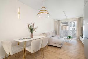 Spacious Apartment with a Balcony Close to the Airport by Noclegi Renters