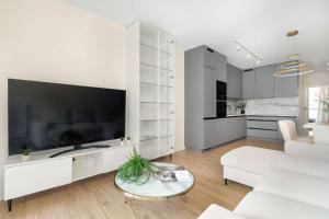 Spacious Apartment with a Balcony Close to the Airport by Noclegi Renters