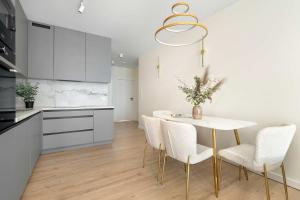 Spacious Apartment with a Balcony Close to the Airport by Noclegi Renters