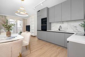Spacious Apartment with a Balcony Close to the Airport by Noclegi Renters
