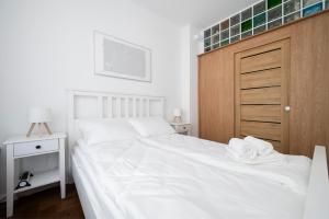 Manufaktura Cosy Apartment by BookingHost