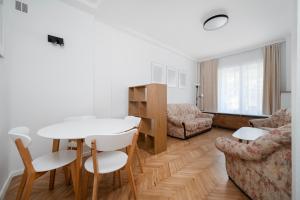 Manufaktura Cosy Apartment by BookingHost
